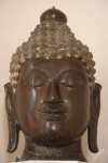masivni-bronzovy-buddha-na-mramorovem-podstavci