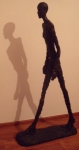 predam-bronzovu-sochu-alberto-giacometti-kracajuci-muz-walking-man